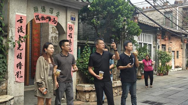 中加商会一行走进叠滘老街考察。