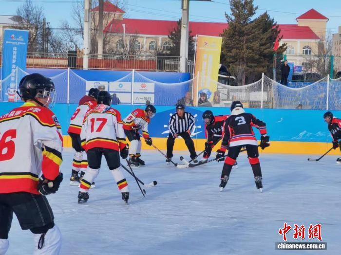 乌鲁木齐县第一中学的学生在冰场上进行冰球训练。乌鲁木齐县第一中学供图