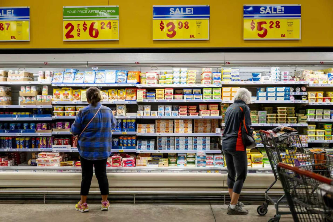 ◆2025年2月12日,美国得克萨斯州奥斯汀,民众在本土连锁超市H-E-B购买农产品。连续的物价上涨严重削弱了美国普通居民的消费能力。