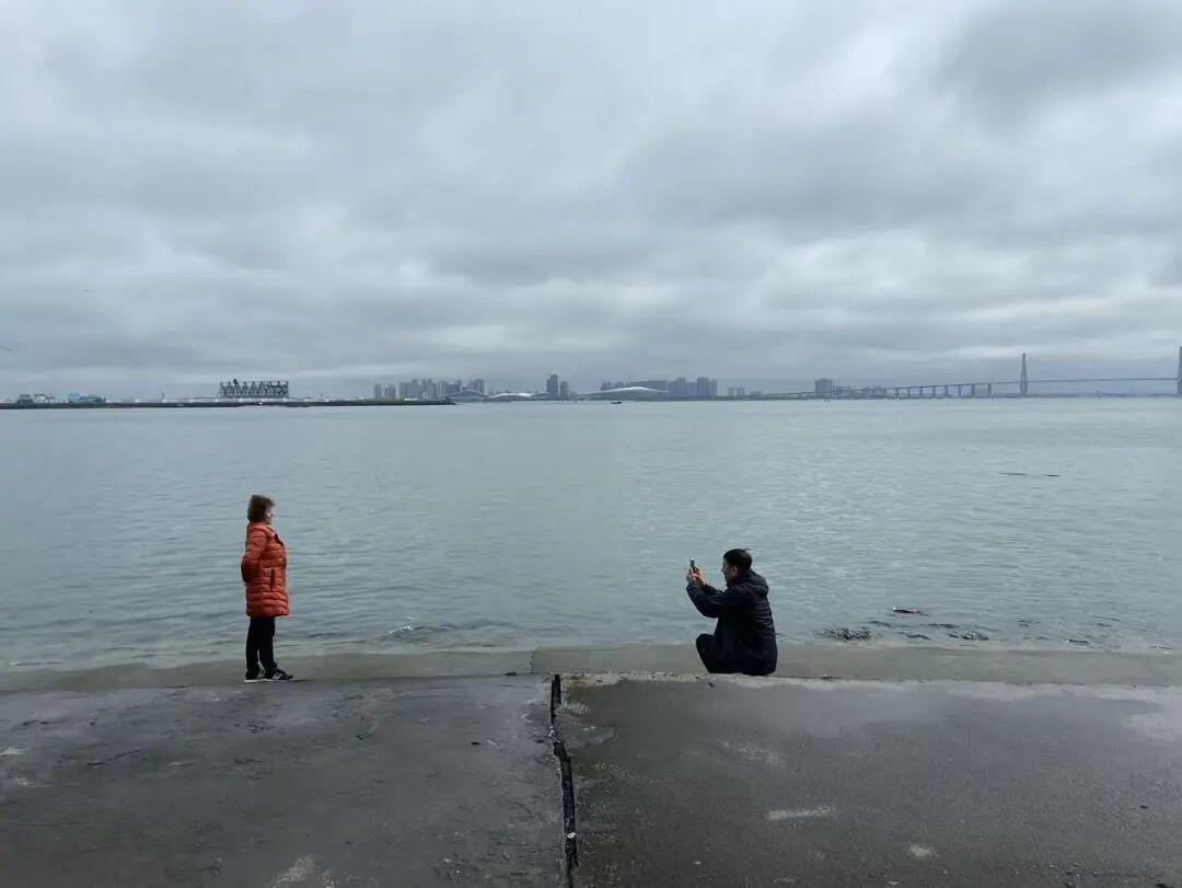 父母在湛江旅游互相拍照/受访者提供