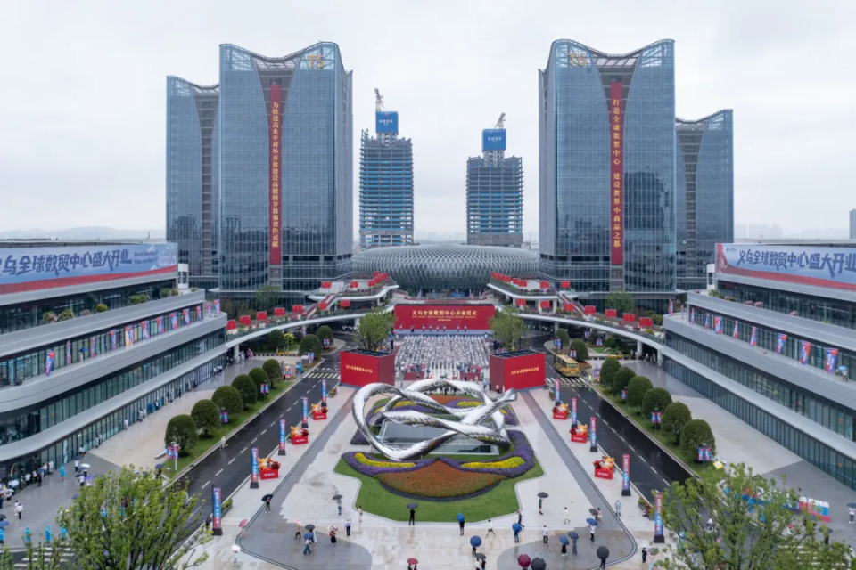 2025年，义乌第六代市场核心标志项目——全球数贸中心正式开业。