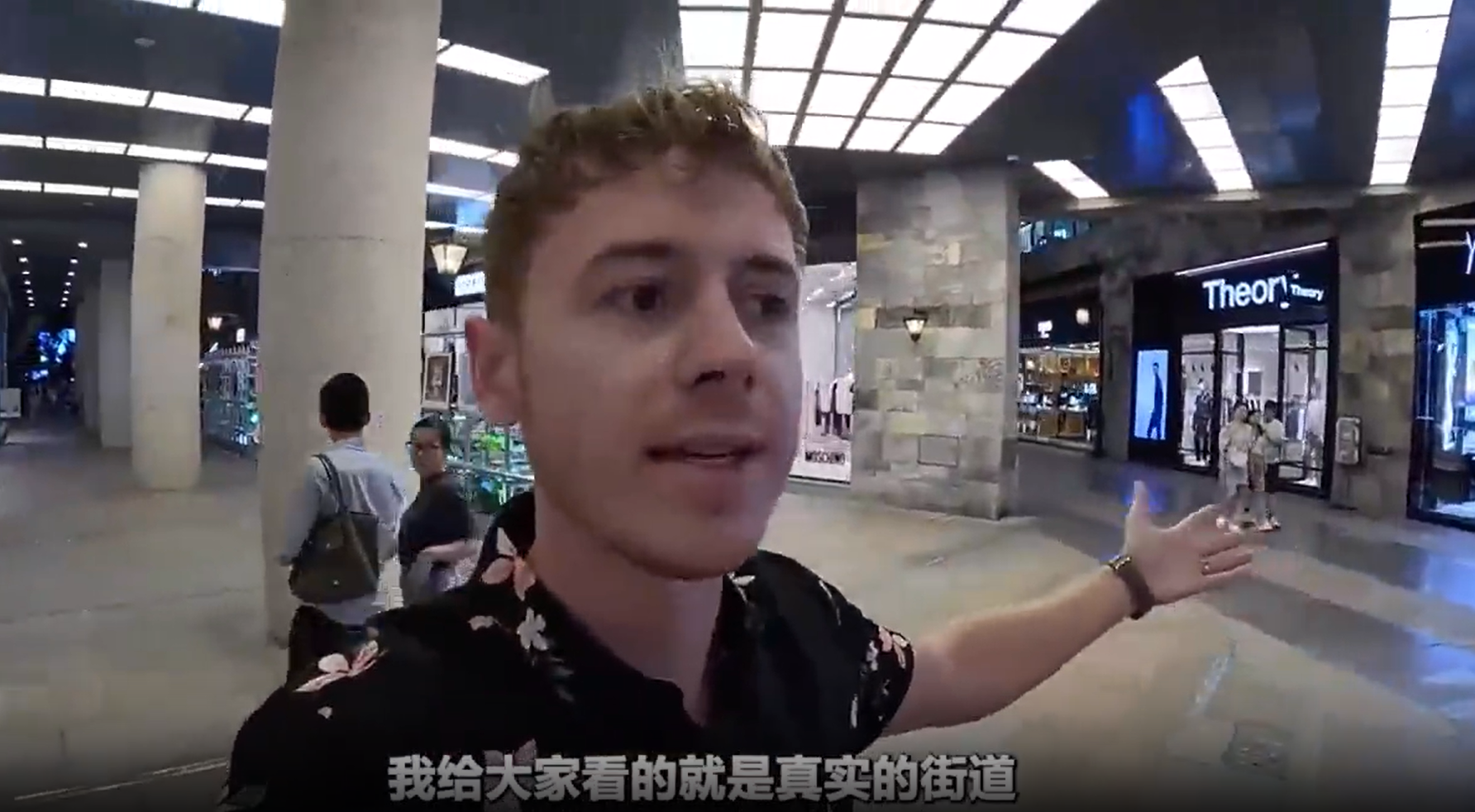 一位英国博主在外交媒体上分享了我方在云南昆明夜间出行的感受，说念路干净整洁。