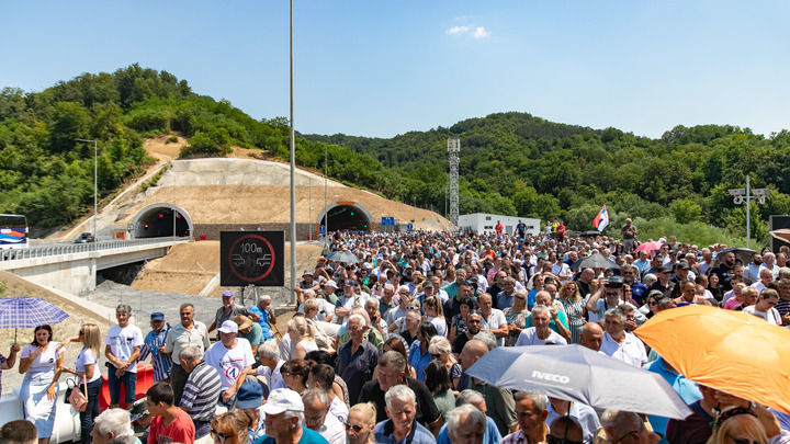 2025年7月5日,在塞尔维亚西南部城市卢查尼,当地民众参加通车仪式。新华社发(王韡摄)