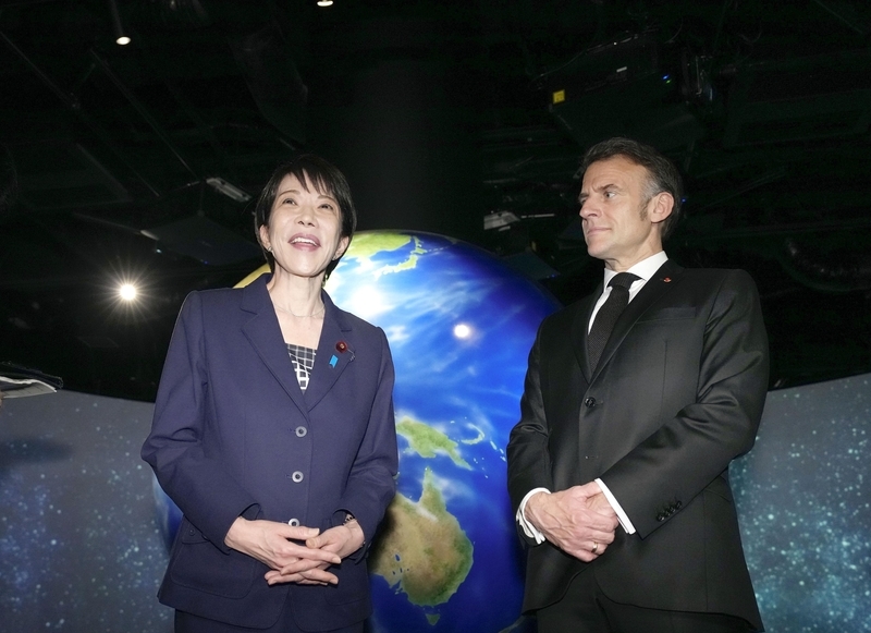 2026年4月2日,日本东京,日本首相高市早苗与法国总统马克龙访问太空垃圾清理公司Astroscale。 IC Photo