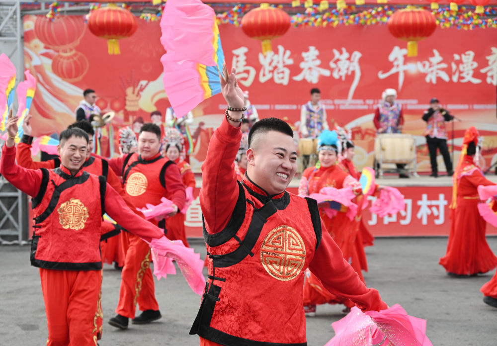 2月12日,演员在哈尔滨市道里区“我们的村晚”现场表演秧歌。新华社发(刘洋摄)