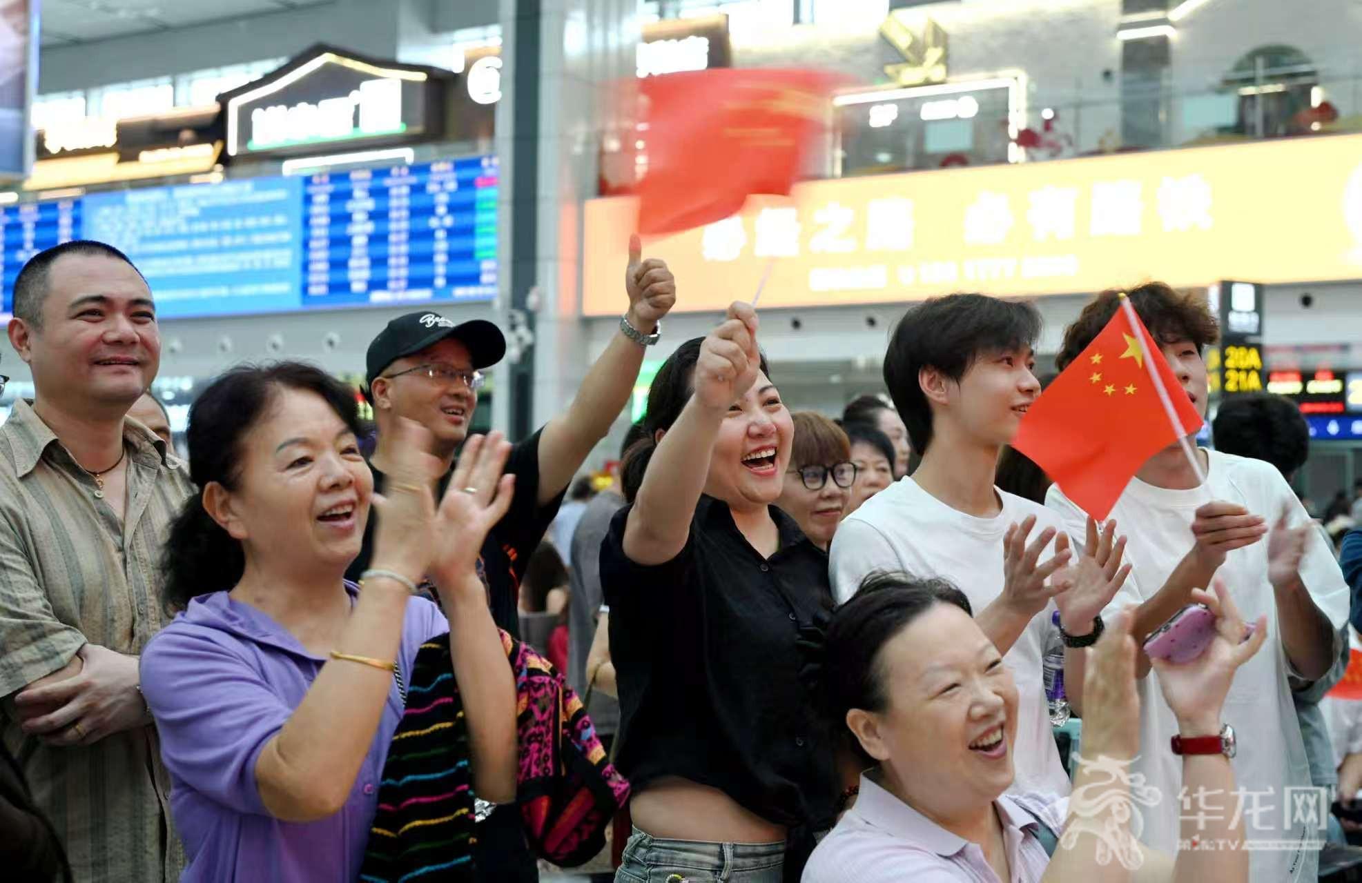 快闪活动吸引旅客朋友驻足观看。 第1眼TV-华龙网记者 刘润 摄