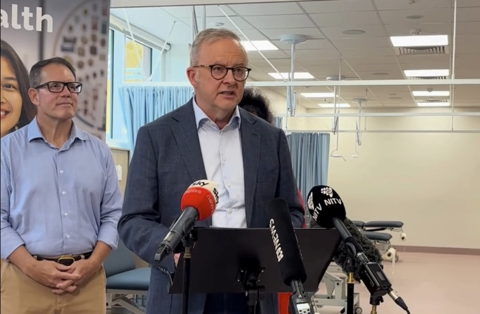 ▲澳大利亚总理阿尔巴尼斯前往东帝汶途中短暂停留达尔文，做出“收回达尔文港”的表态。（图源：澳媒）