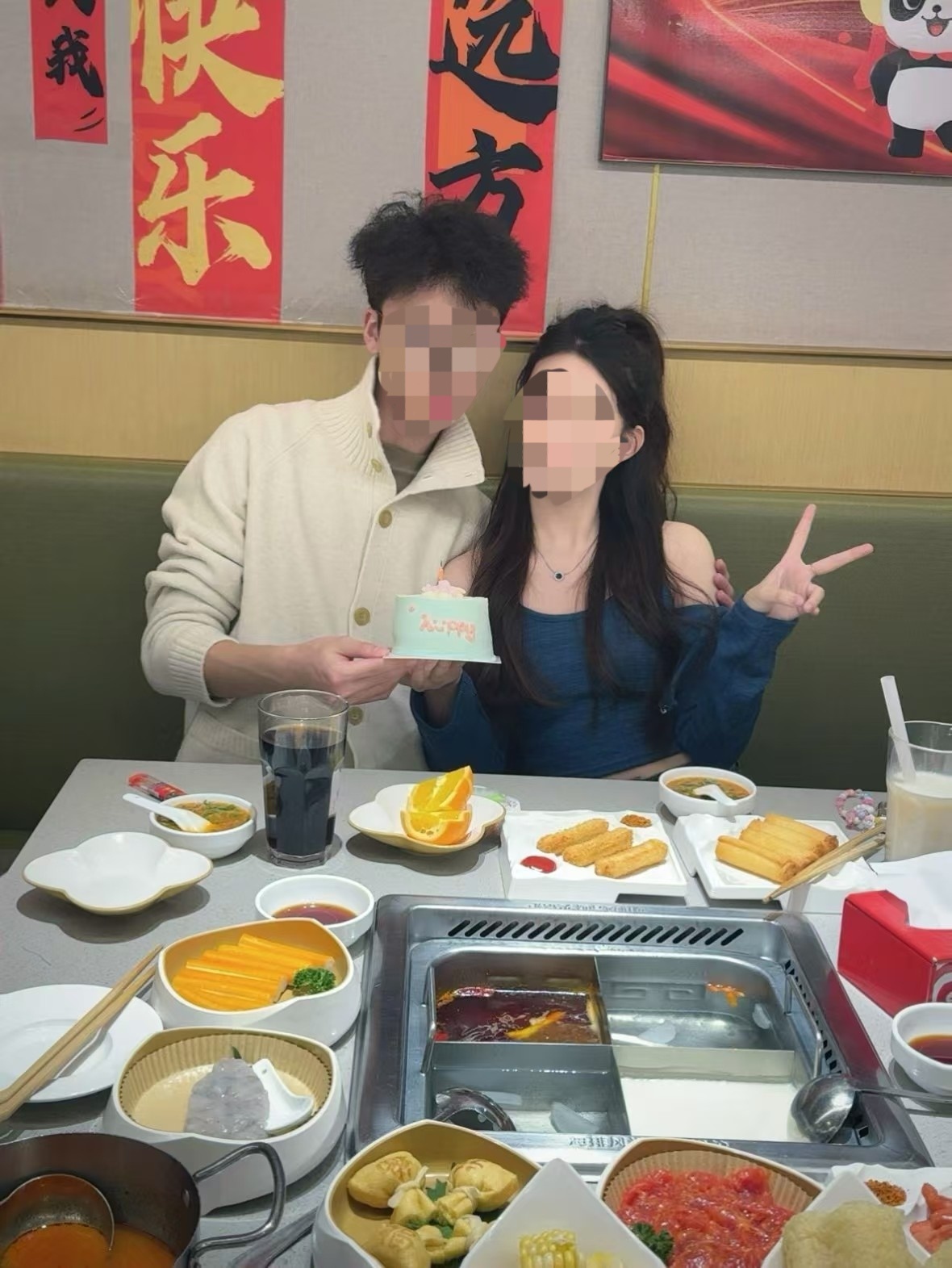 张某某与万某某的合影(受访者供图)