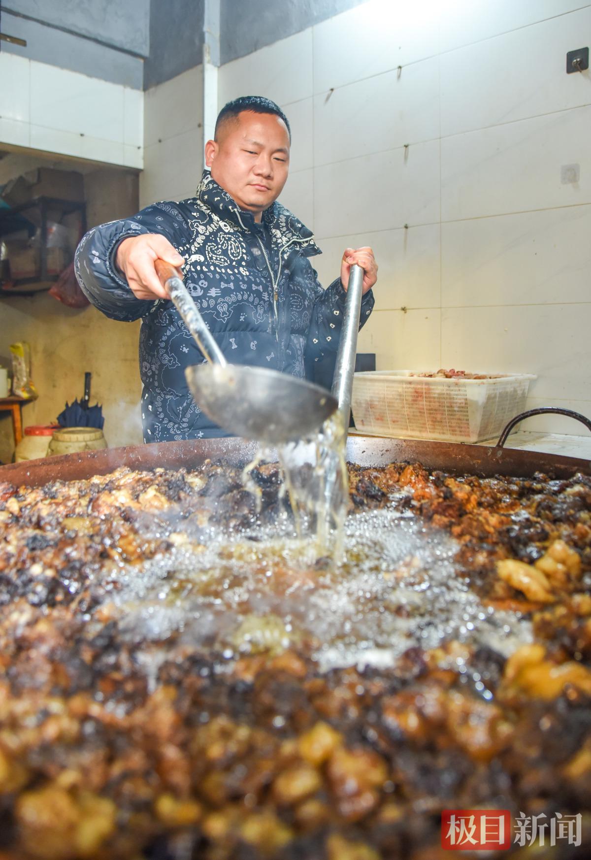 刘杨在公安县城一家连锁店熬制牛油。(极目新闻记者 黄志刚 摄) (2).jpg