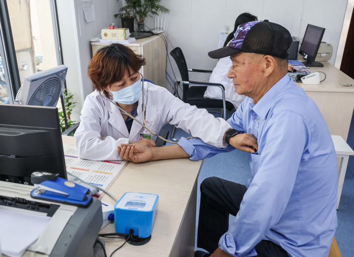 在浙江嘉兴市南湖区东栅街道双溪社区卫生服务站,家庭医生葛惠萍(左)为老人检查身体(2026年5月19日摄)。新华社记者 徐昱 摄