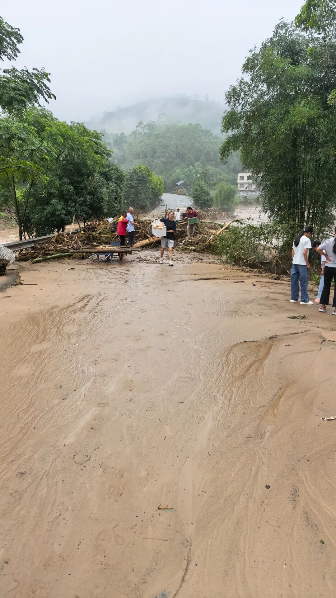 5月24日上午,重庆市永川区已经停雨,但道路泥泞,路面杂乱。群众正在开展灾后恢复工作。图/受访者提供