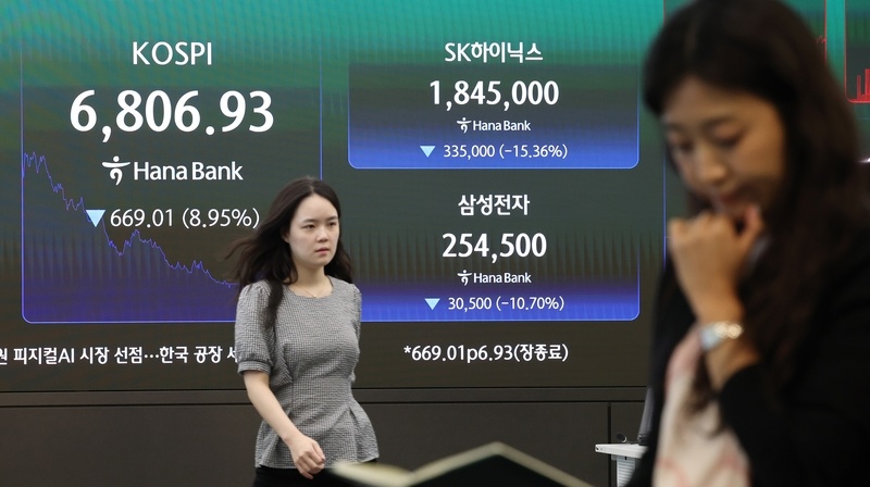 7月13日，韩国首尔，韩亚银行总行交易室内显示KOSPI、SK海力士及三星电子股价。 IC Photo