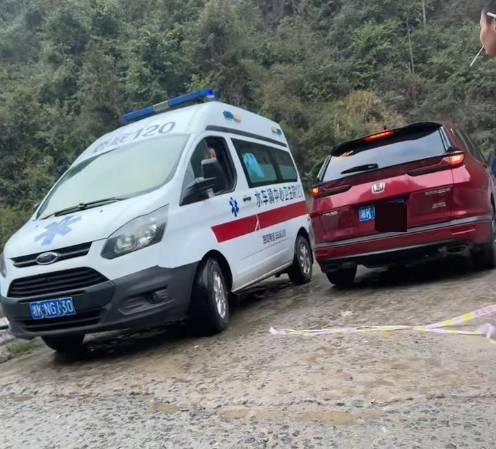 救护车来到路口