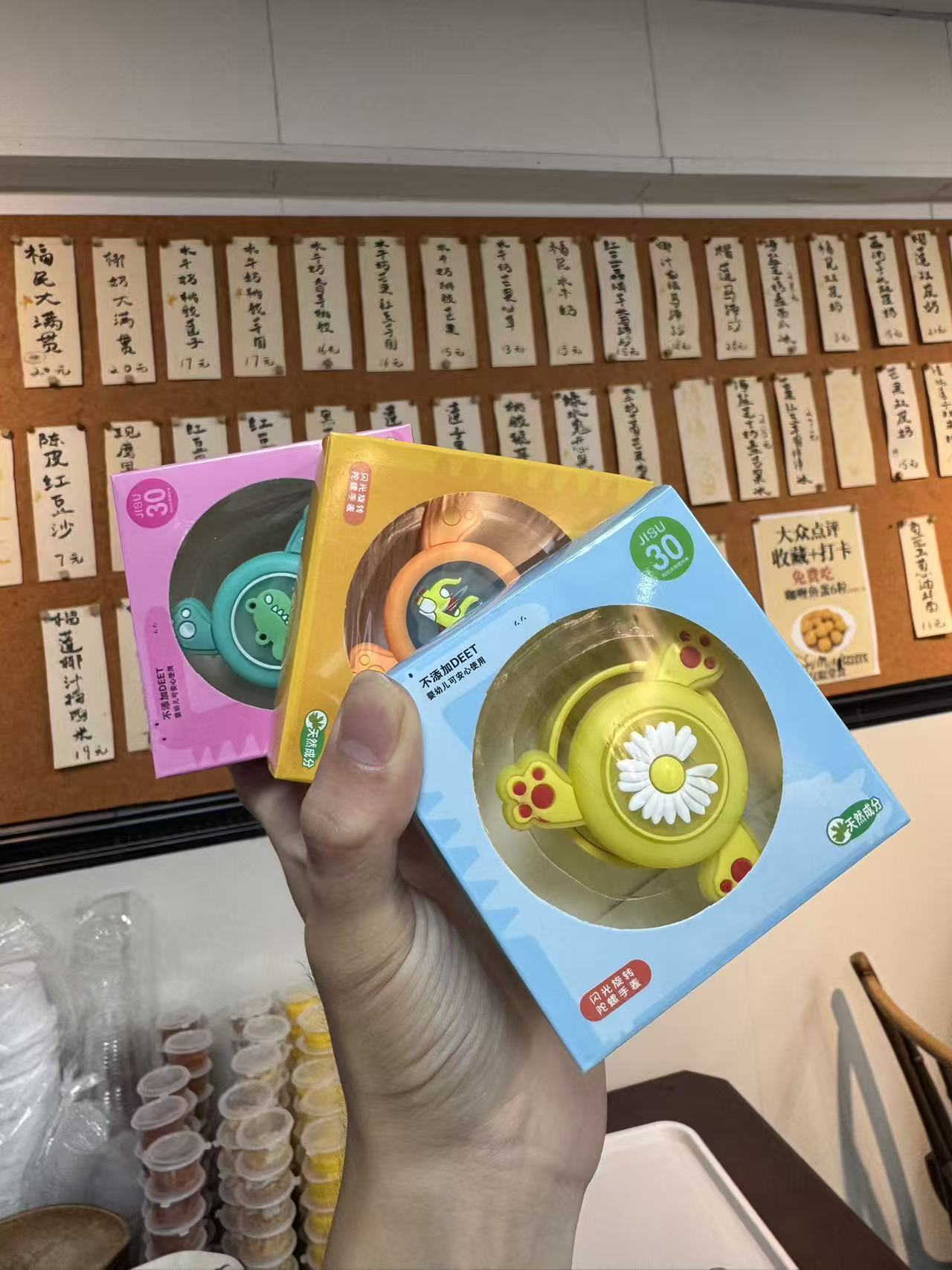 △店主向记者店内准备的驱蚊手环和发夹。