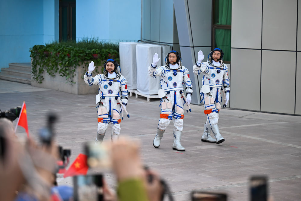 5月24日,神舟二十三号航天员乘组出征仪式在酒泉卫星发射中心问天阁圆梦园广场举行。这是航天员朱杨柱(中)、张志远(右)、黎家盈在出征仪式上。新华社记者 李志鹏 摄