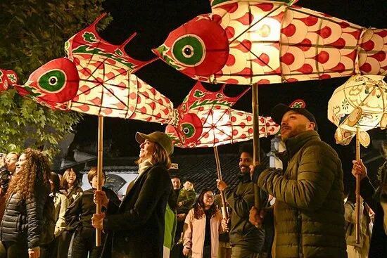 △外国友人体验非遗鱼灯表演