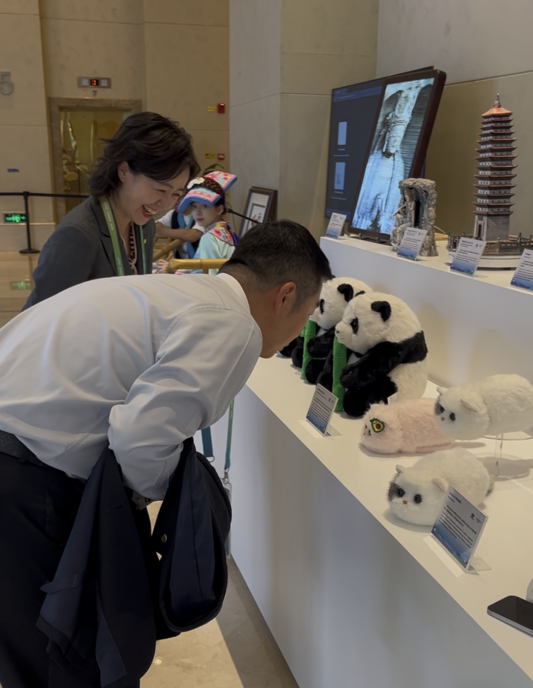 嘉宾们正在观看具身机器人