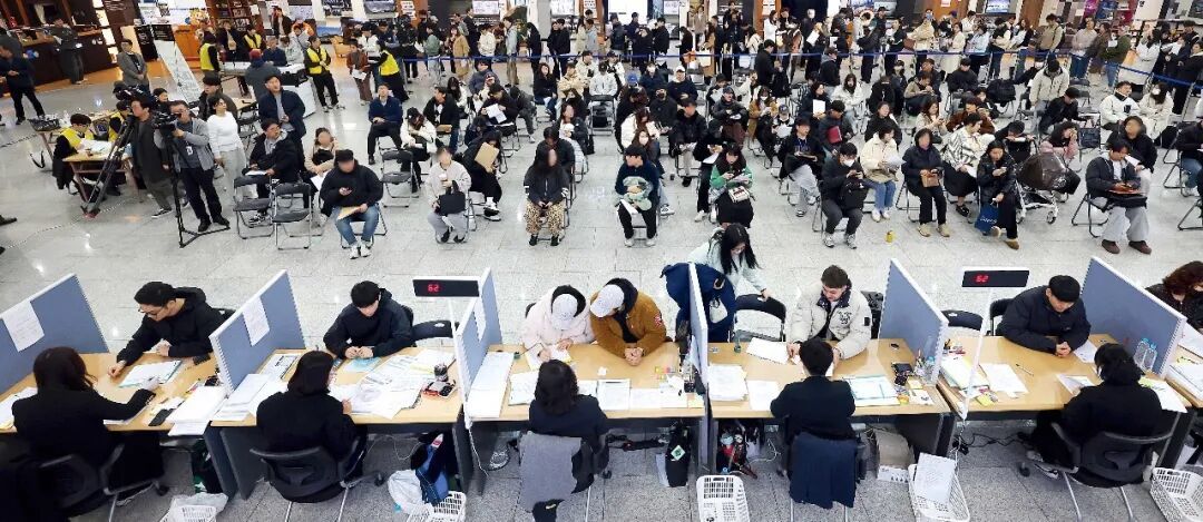 2026年3月16日,韩国仁川市,人们排队申请“千元住房”。仁川市推出“千元住房”低生育住房政策,每日租金1000韩元,面向本市结婚7年内的家庭或新生儿家庭提供租赁住房。