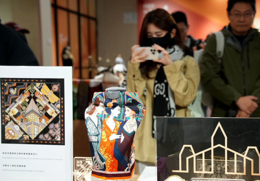 2025年3月16日,人们在参观静安首发品牌馆。新华社记者 刘颖 摄