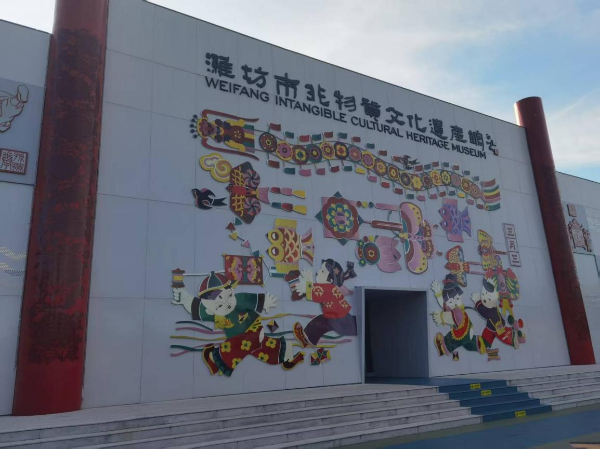 8月25日,记者来到了1532文化产业园,这是产业园里的潍坊市非物质文化遗产馆。新华网记者 卢俊宇 摄