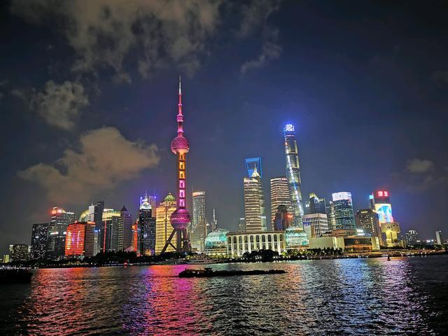 上海标志性建筑“东方明珠”电视塔