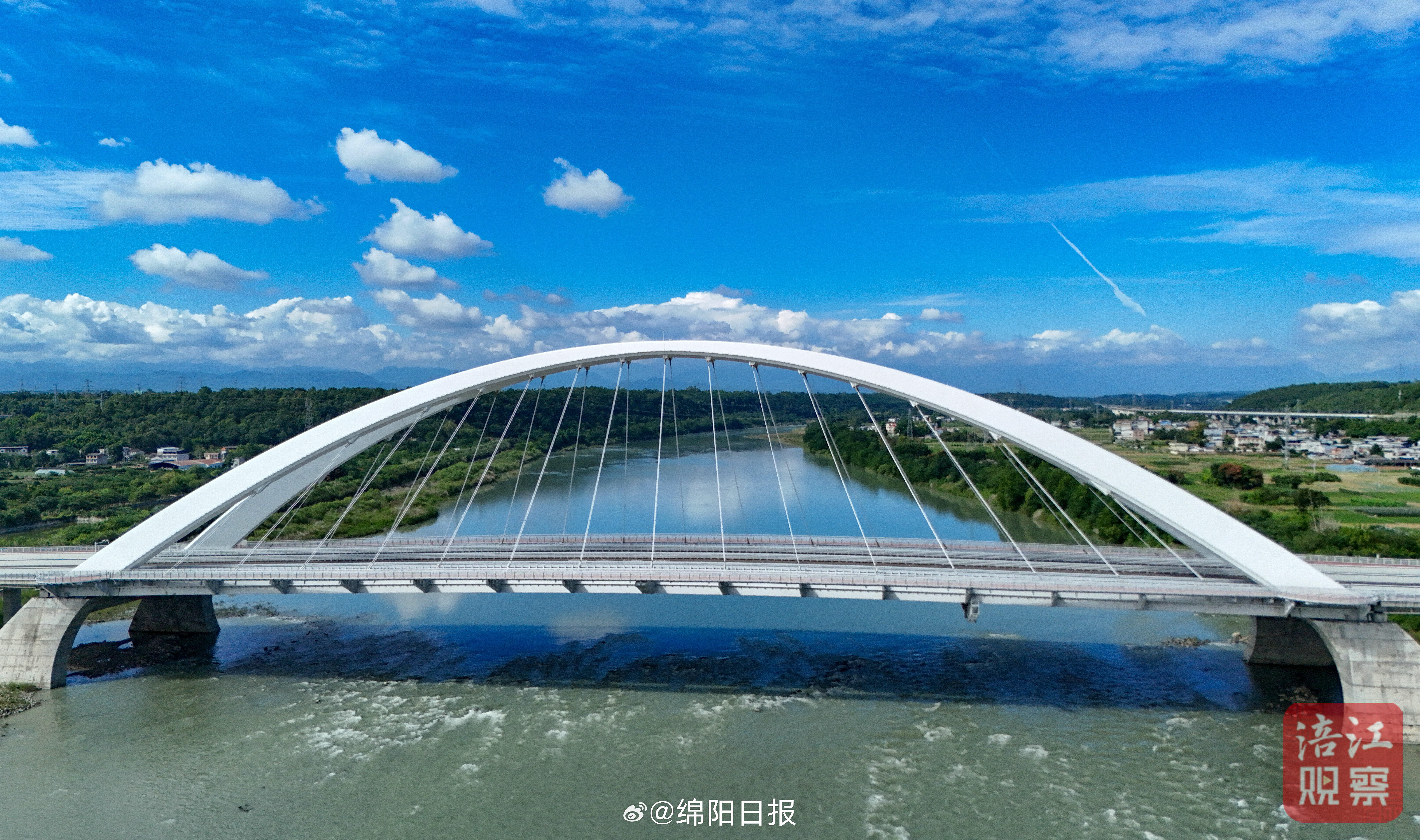 【爱看绵阳｜青山绿水白云间，蓬勃小镇入画来】9月25日，云漫晴空，远