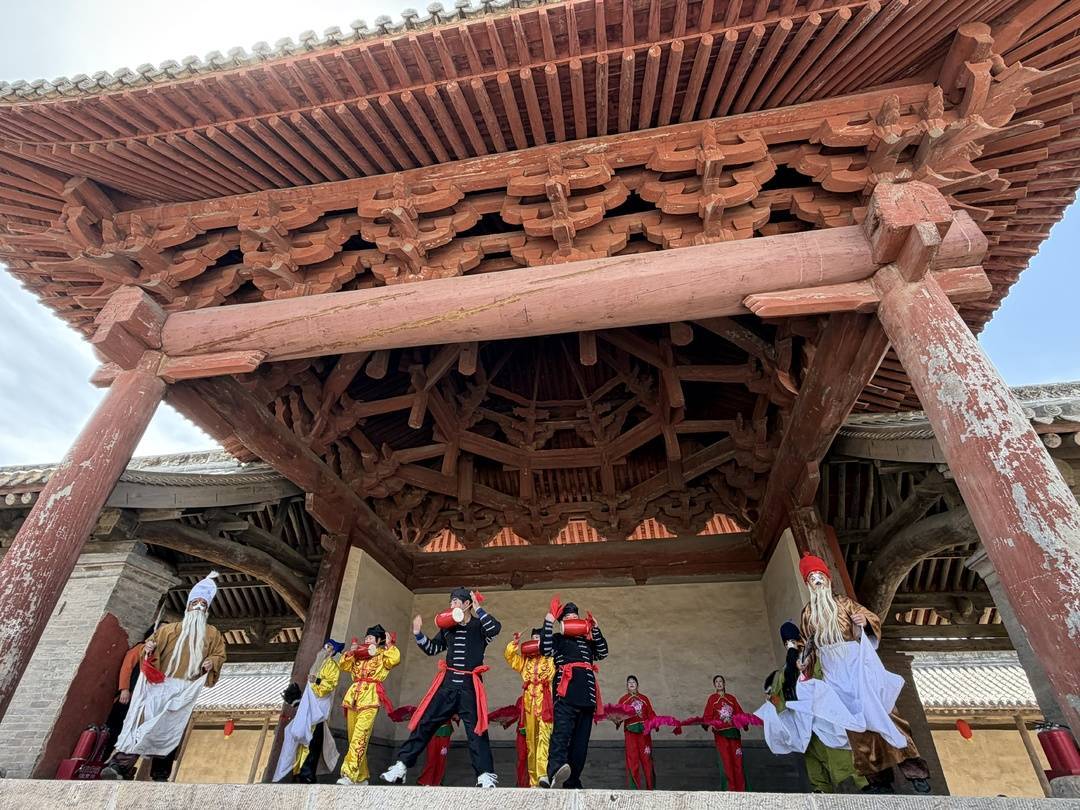 翼城四圣宫元代舞楼进行丑花鼓表演
