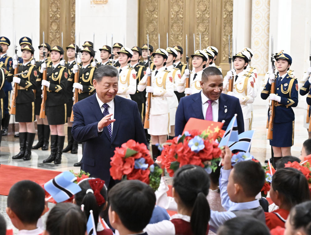 10月13日下午,国家主席习近平在北京人民大会堂同来华进行国事访问的博茨瓦纳总统博科举行会谈。这是会谈前,习近平在人民大会堂北大厅为博科举行欢迎仪式。新华社记者 谢环驰 摄