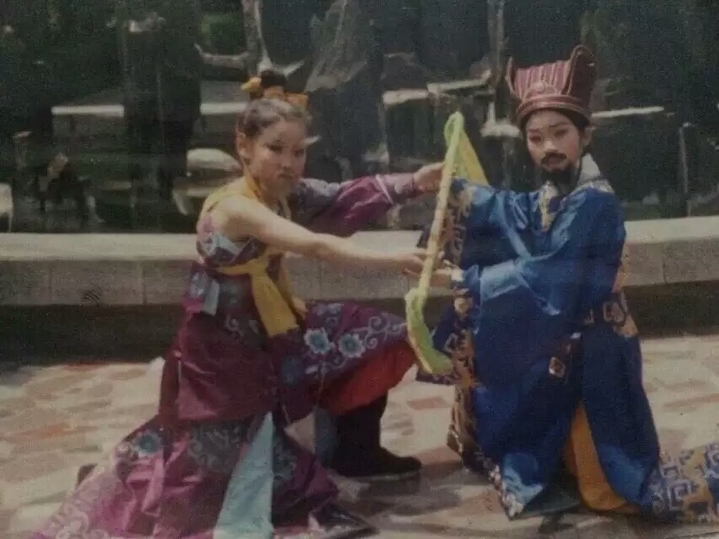 徐梦雪(左)儿时学习京剧的剧照