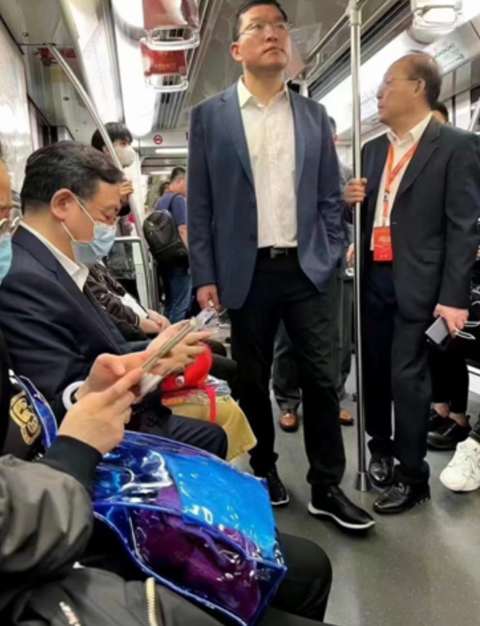 王传福携众高管坐地铁参加北京车展 网友:太接地气 车厢把手也非常巧合