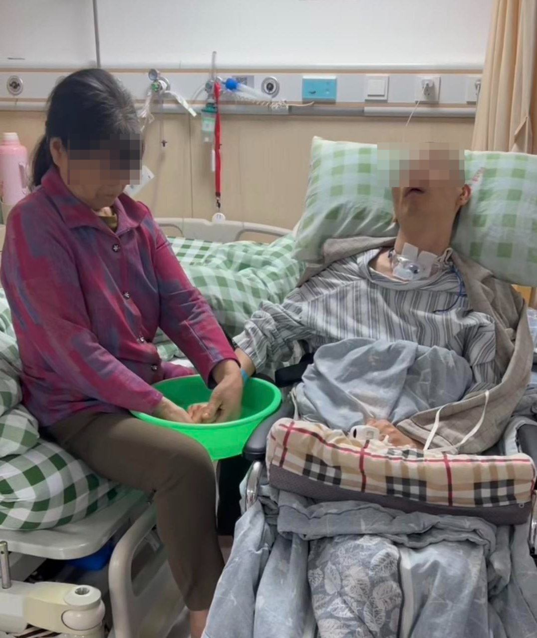 ▲李某杰成植物人后由家中母亲照顾