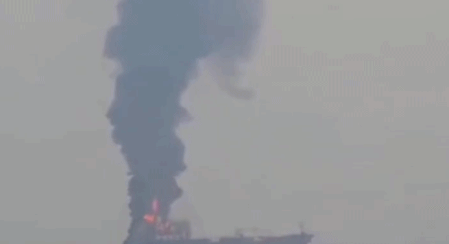 △伊朗伊斯兰革命卫队发布的油轮触雷爆炸起火画面