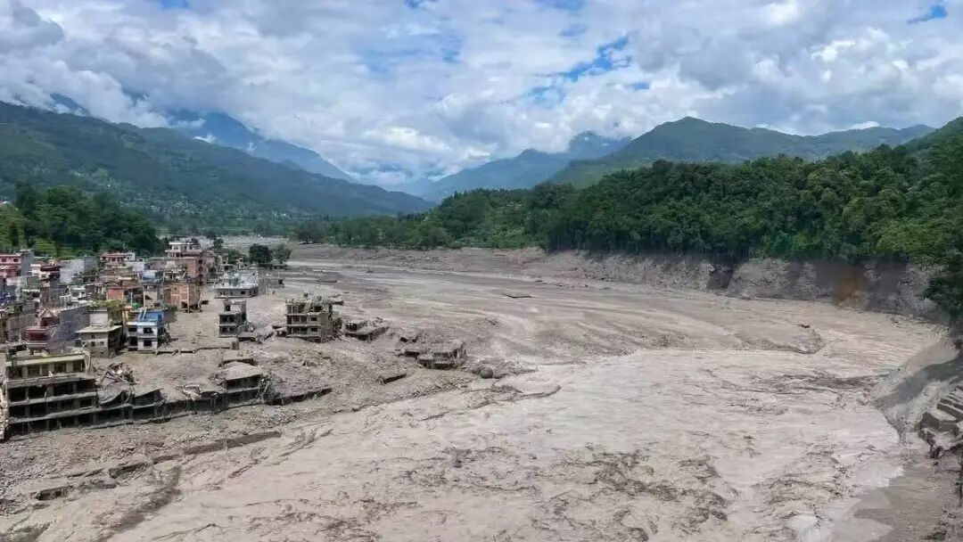 洪峰过后，尼泊尔北部一处村庄被泥沙覆盖，原有道路难以辨认。（摄影：邹志强）