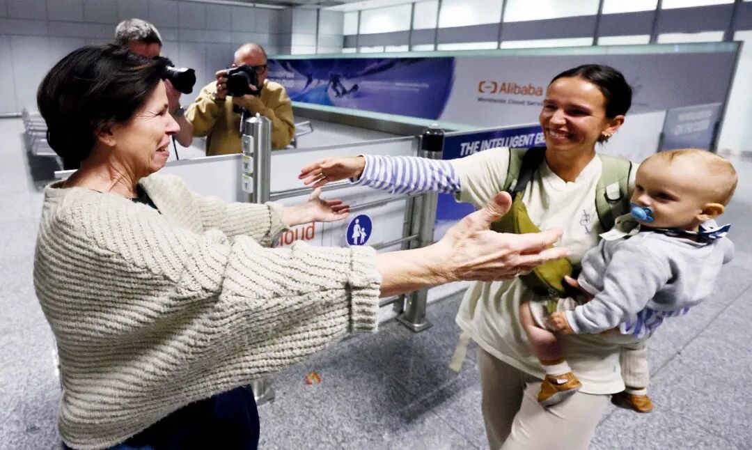 3月3日,人们在法兰克福国际机场迎接亲友。当日,受伊朗局势影响导致空域关闭及航班取消之后,首架来自中东的阿联酋客机重新降落在德国法兰克福。图/视觉中国