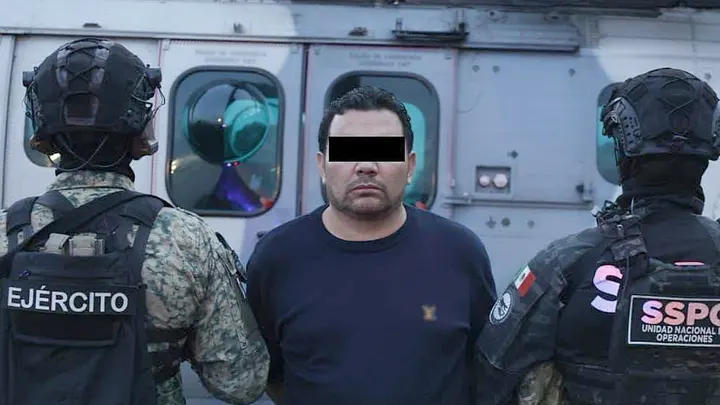 被墨西哥执法部门逮捕的阿尔瓦雷斯&middot;阿亚拉。图自美媒