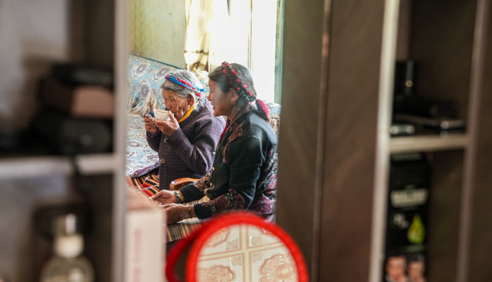 次仁桑姆和家人在宗卡村家中(3月26日摄)。