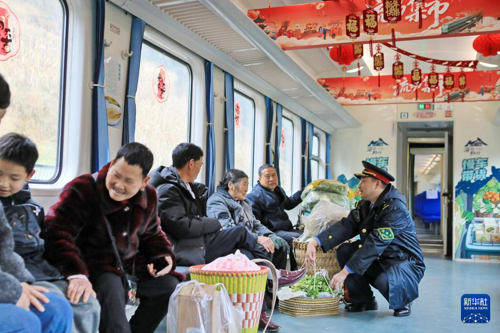 2月25日,村民们在5630次列车上和列车长交流。新华社发(张贵忠 摄)