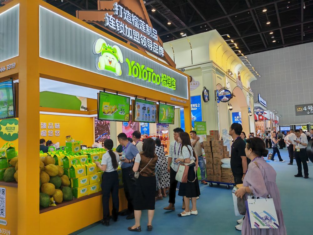 图为东博会上特色榴莲制品吸引消费者体验和购买。新华社记者朱丽莉 摄