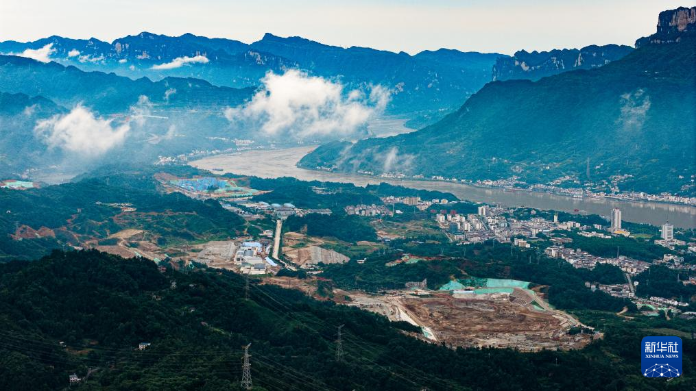 6月8日拍摄的三峡水运新通道工程三峡枢纽新通道施工现场。新华社记者 肖艺九 摄