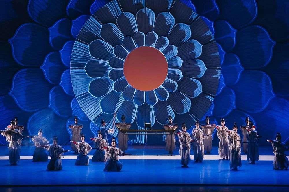 这是舞剧《唯我青白》的演出剧照（2024年8月16日摄）。该剧以器型为线索串联篇章结构，以中华传统美学引领创作，刻画了宋元时期青白瓷手工匠人的典型人物。