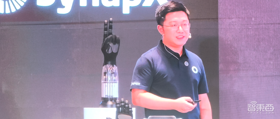 章鱼动力WRC推全栈产品:具身世界模型+仿生灵巧手+数采方案