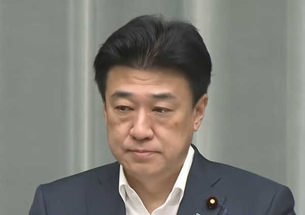 日本内阁官房主座木原稔主合手新闻发布会。 视频截图