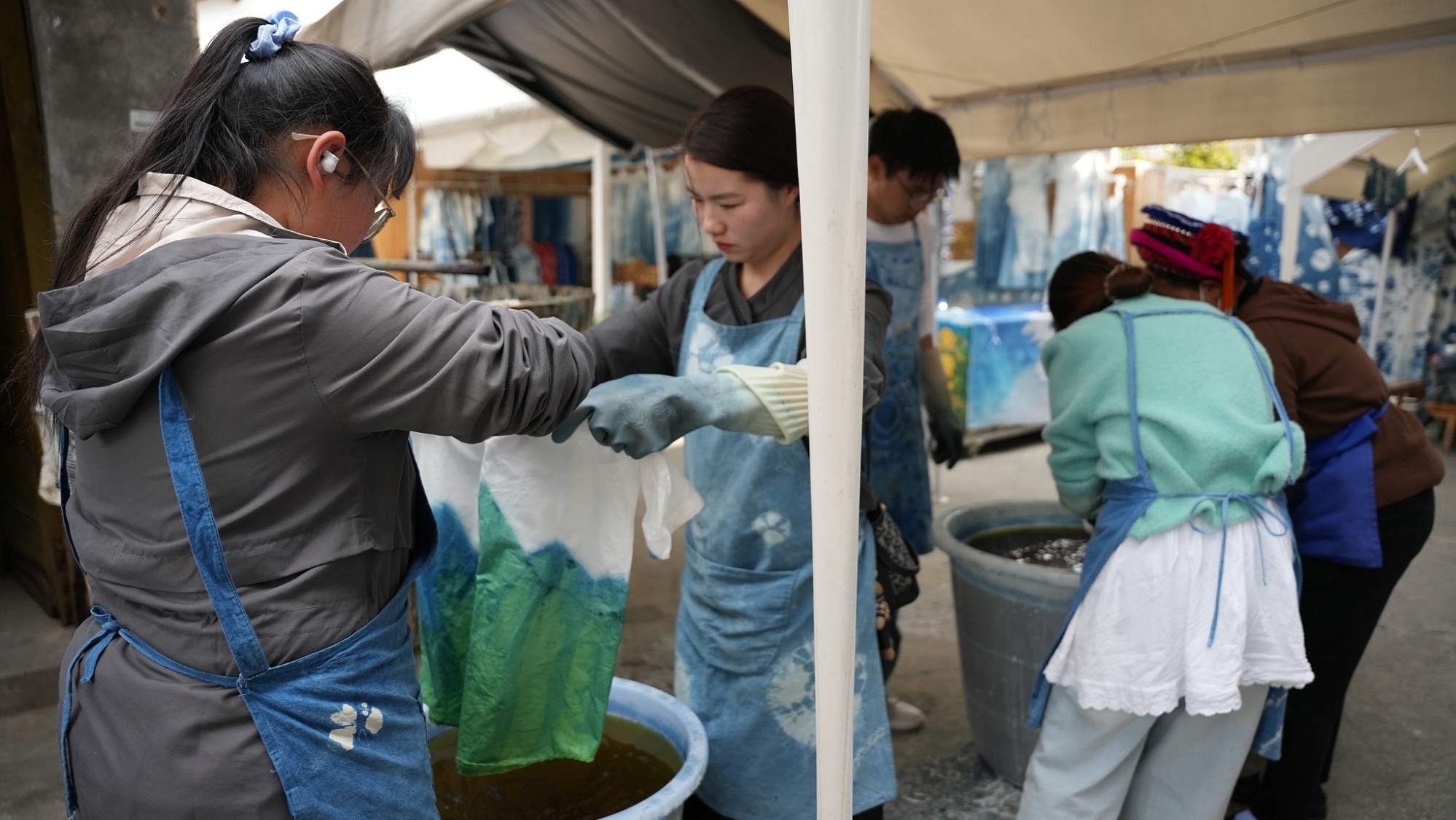 云南大理：游客体验白族扎染技艺