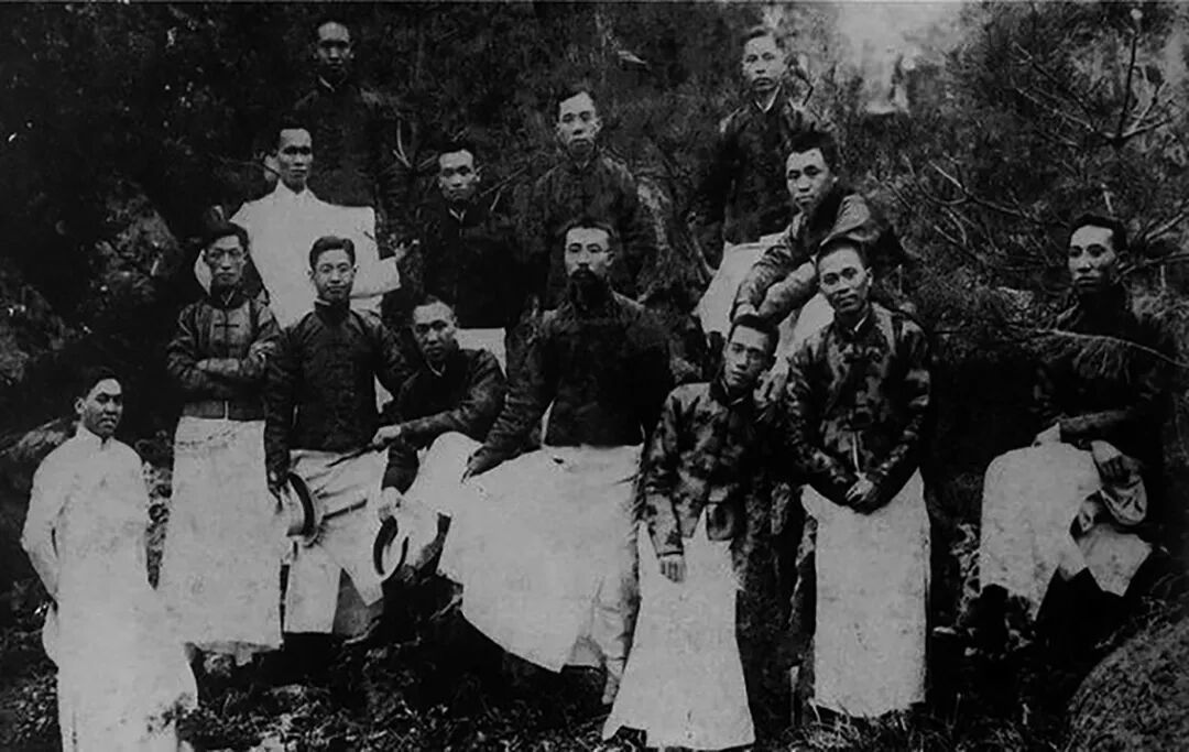 ◆《晨钟报》同仁在北京中央公园合影。