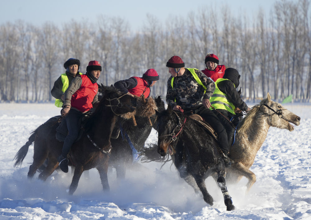 在新疆昭苏县萨尔阔布镇，当地牧民在参加叼羊比赛欢度新春佳节（2月14日摄）。新华社发（塔力哈尔&middot;叶尔江 摄）