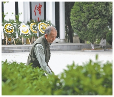 郭德刚在清扫地面。