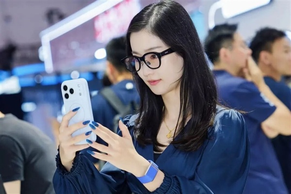 乐奇二代AI眼镜首秀:防抖夜景双升级 第一视角拍摄更强