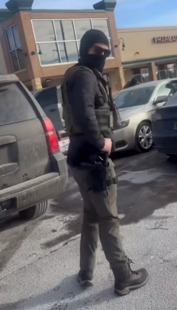 1月14日,一名被部署到明州的ICE分子威胁两名路人“挡我的路,就逮捕你们”,随后吹牛道:“我爱我的工作,我做这个就XX能拿工资……不给钱我也愿意”。这时,另一名路人称自己是医生,上了七年大学。而他对其讽刺道:“我高中毕业,但一年却能挣20万!”