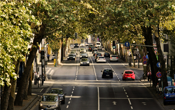 5月1日起强制执行！交警：不能用安全帽替代骑行头盔