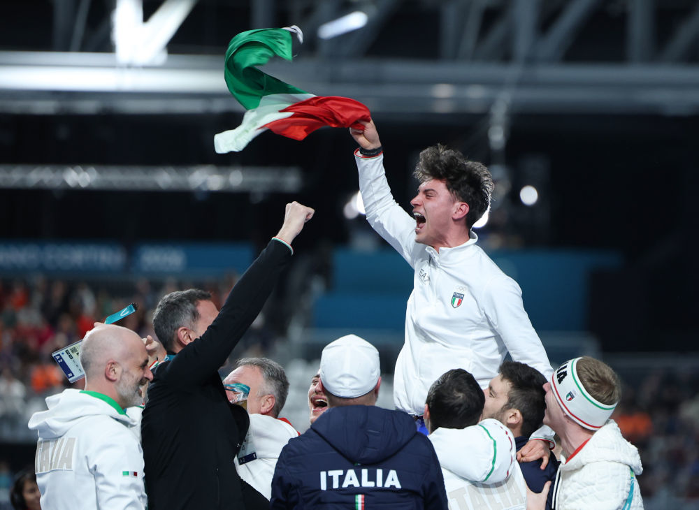 2月8日，季军意大利选手里卡尔多&middot;洛雷洛（上）在速度滑冰男子5000米决赛后庆祝。新华社记者 杜潇逸 摄